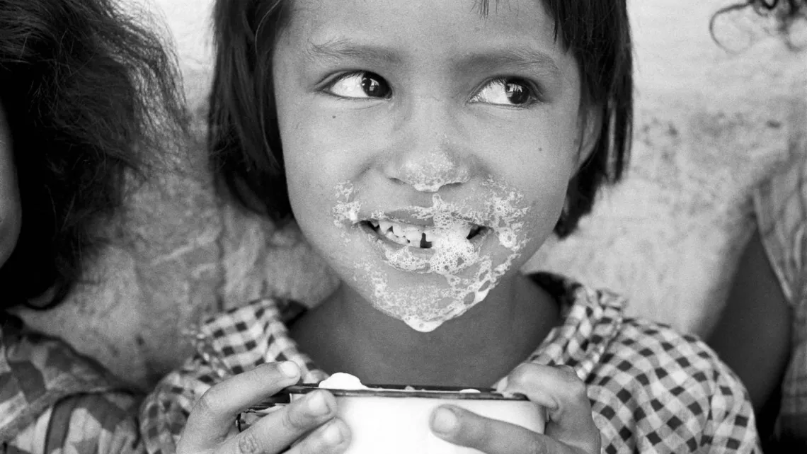 Alrededor de 1950, en una localidad ubicada en Guatemala, Norma Salandia, de cinco a&ntilde;os, tiene la boca y la nariz cubiertas de leche espumosa, que fue proporcionada por UNICEF.