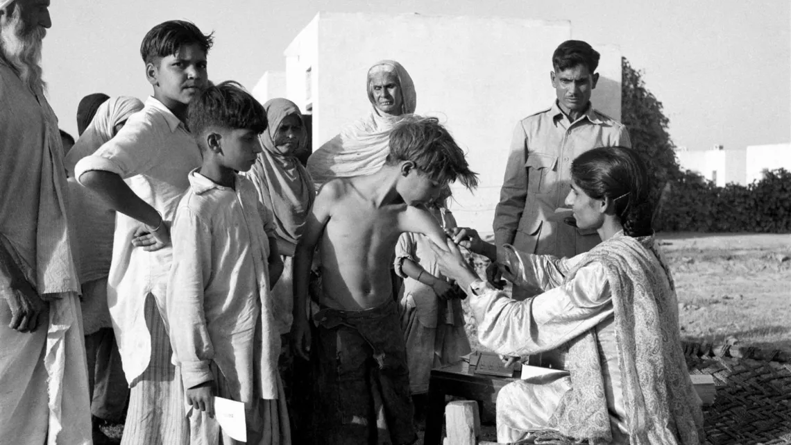 Hacia 1949, en la India, una trabajadora de la salud vacuna a un ni&ntilde;o contra la tuberculosis en la ciudad de Faridabad, cerca de Delhi.