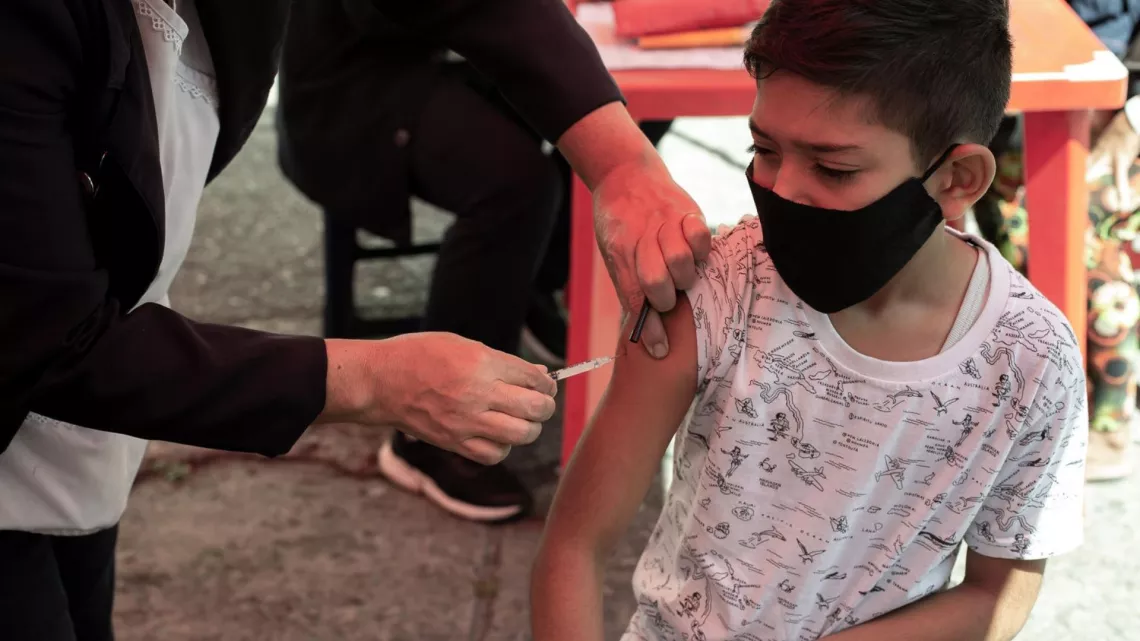 En 2020, Isaac Novoa, 9, es vacunado contra la fiebre amarilla en una jornada de vacunaci&oacute;n realizada en Caracas. 