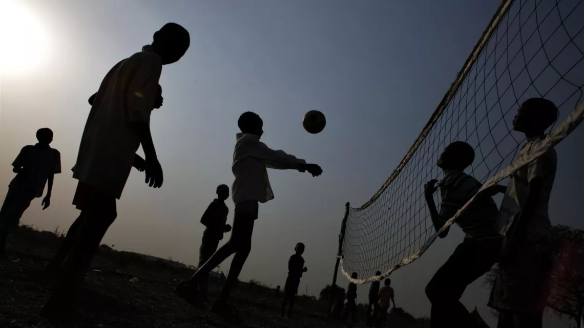 En 2012, ni&ntilde;os desplazados por la violencia inter&eacute;tnica juegan voleibol, en un espacio acondicionado con apoyo de UNICEF, en Sud&aacute;n del Sur.