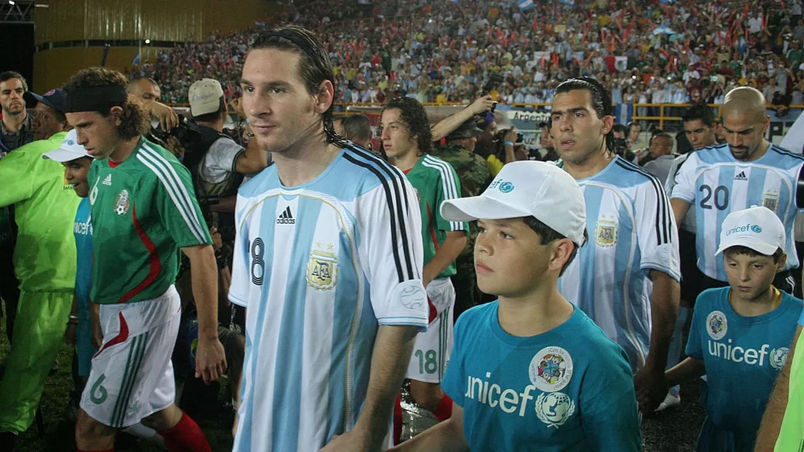 En 2007, Venezuela fue sede del evento deportivo regional de f&uacute;tbol Copa Am&eacute;rica. En la foto el jugador de la selecci&oacute;n argentina, Lionel Messi, de la mano de un ni&ntilde;o venezolano durante un partido.