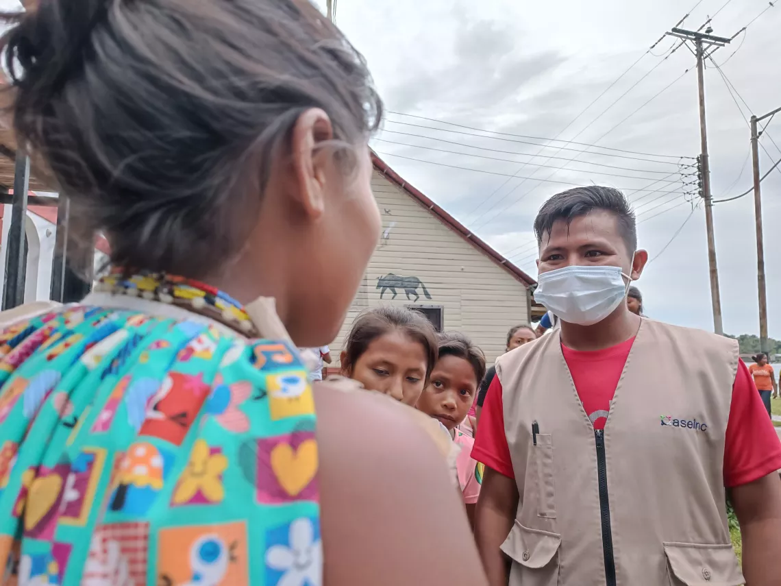 Ronaldo talks with people in the San Francisco de Guayo community.