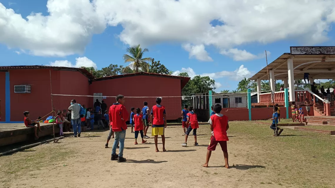 Children and adolescents play volleyball in the San Francisco de Guayo community.
