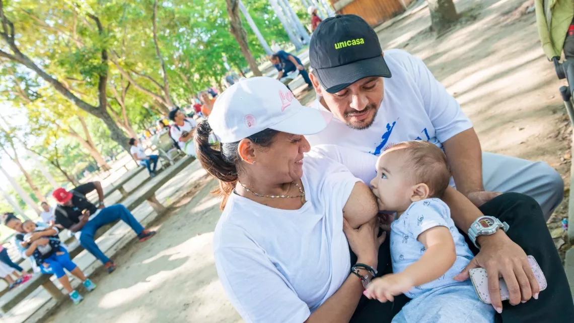 En 2016, una mam&aacute; amamanta a su beb&eacute; al finalizar la Caminata por la Lactancia Materna, promovida por UNICEF en Caracas.