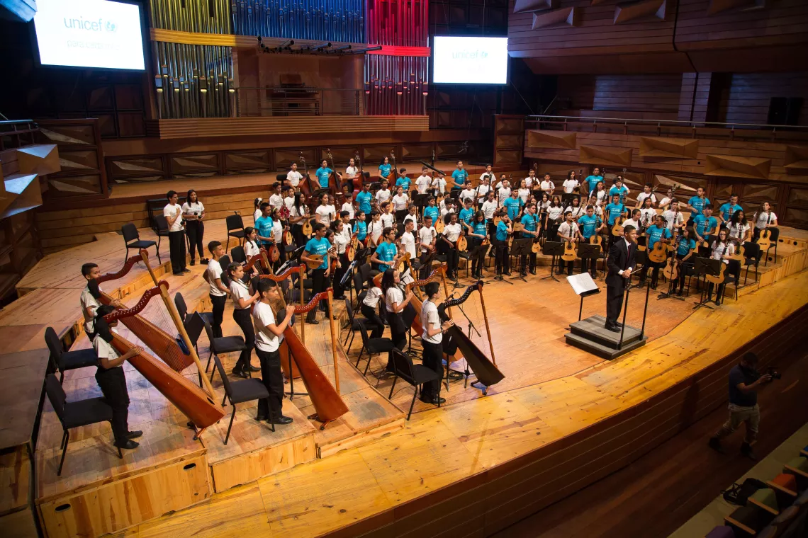 ) En 2017, el Sistema de Orquestas y Coros Juveniles e Infantiles de Venezuela, Embajador Nacional de UNICEF en el pa&iacute;s, durante el Concierto por el Buen Trato.