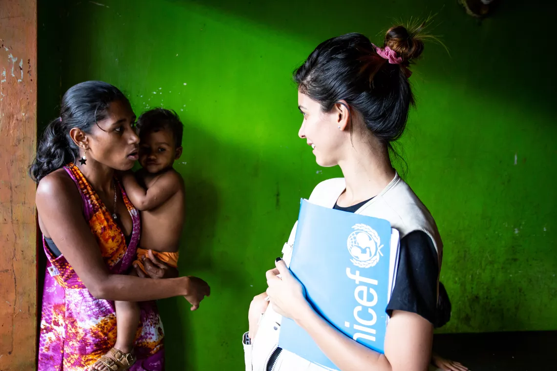 La autora, Sendai Zea, Oficial de Comunicaci&oacute;n en UNICEF Venezuela, conversa con Gregorina S&aacute;nchez, madre de tres ni&ntilde;os, en Caracas.
