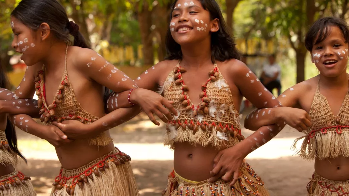 En 2012, ni&ntilde;as de una comunidad ind&iacute;gena ubicada en el municipio Atures de Amazonas en Venezuela interpretan una danza propia de su cultura.