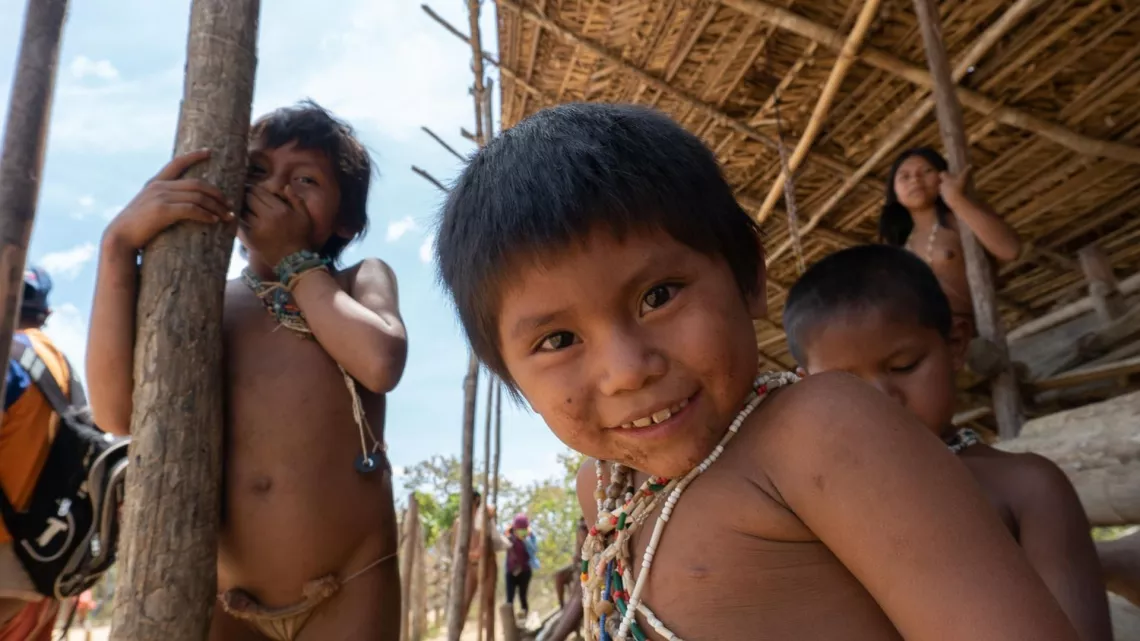 En 2020, Zunilda, de 8 a&ntilde;os, y otros ni&ntilde;os de la etnia Hoti en San Jos&eacute; de Kayam&aacute;, estado Bol&iacute;var, sonr&iacute;en a la c&aacute;mara durante una visita del equipo de UNICEF.