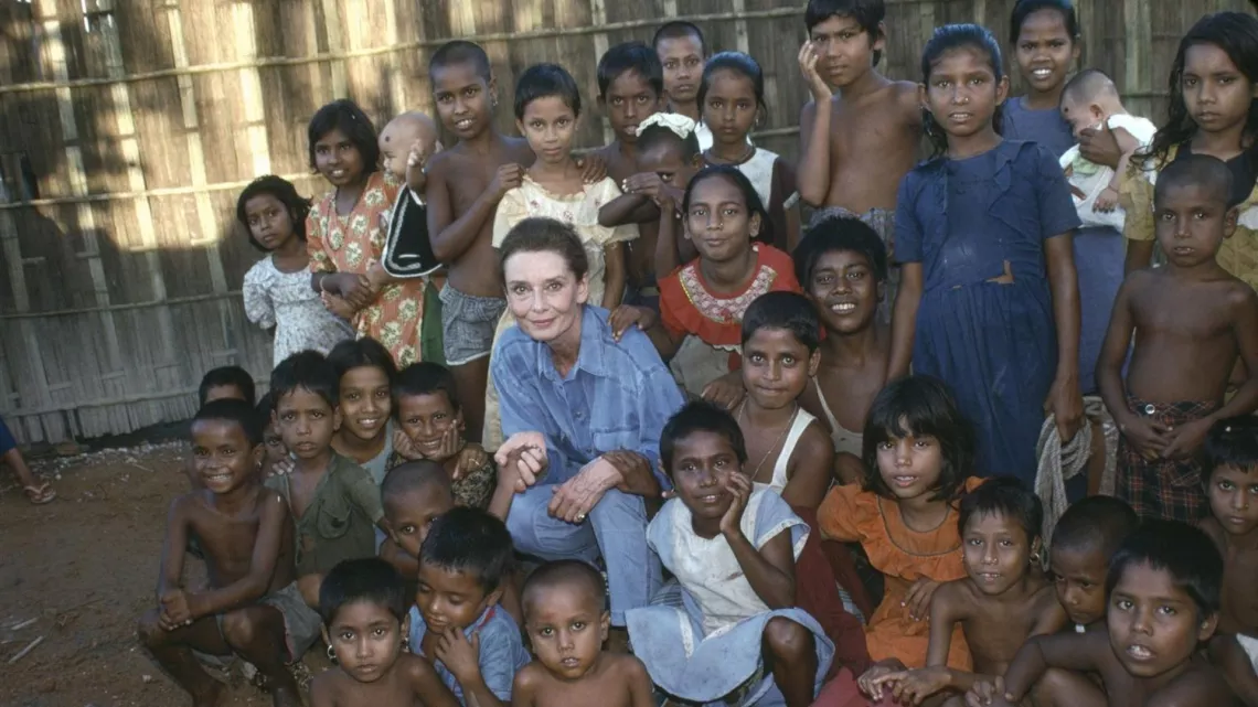 ) En 1989, Audrey Hepburn, Embajadora de Buena Voluntad de UNICEF global, junto a un grupo de ni&ntilde;os y ni&ntilde;as en Bangladesh.