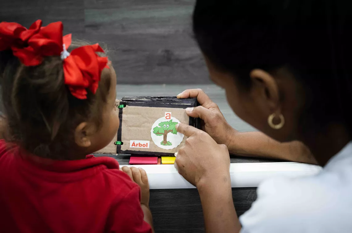 A girl and her mother during the practical activities of the UNICEF Care for Child Development programme. San Agust&iacute;n community in Caracas, Venezuela, on 14 March 2023.