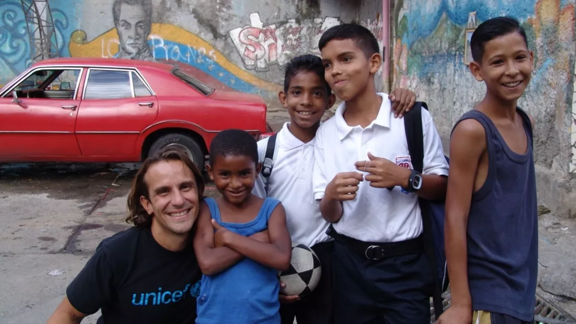 En 2010, el periodista Alejandro Ca&ntilde;izales, Embajador Nacional de Buena Voluntad de UNICEF Venezuela, posa junto a un grupo de ni&ntilde;os y ni&ntilde;as en una comunidad de Petare, en Caracas.