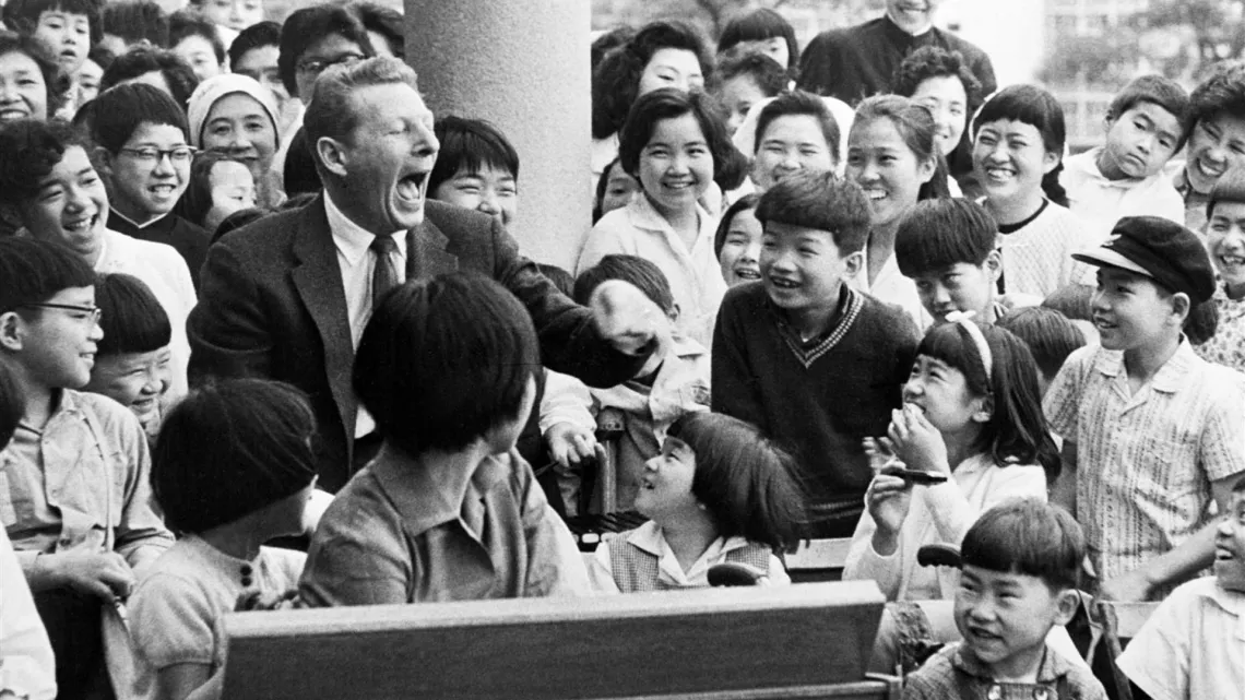 En 1961 en Jap&oacute;n, el Embajador de Buena Voluntad de UNICEF a nivel mundial, Danny Kaye, asiste a una reuni&oacute;n en Tokio, en la que participaron ni&ntilde;os y ni&ntilde;as de siete pa&iacute;ses asi&aacute;ticos para conmemorar el documental de 20 minutos "Assignment Children".