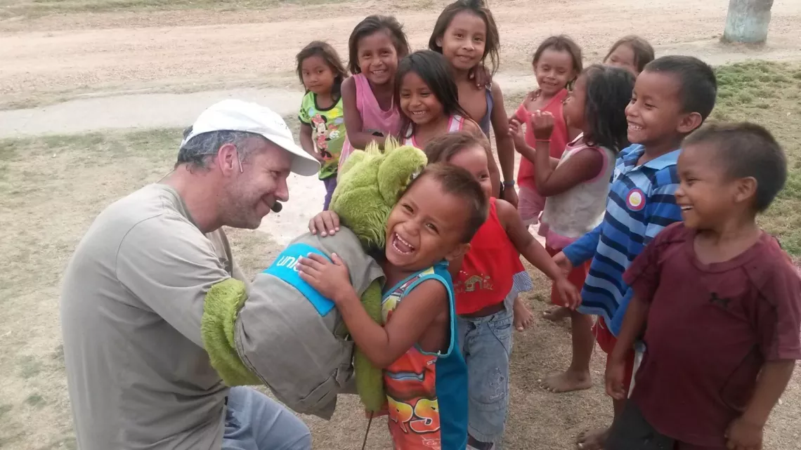 En 2016, Fredo Fox y compa&ntilde;eros del Comit&eacute; Espa&ntilde;ol de UNICEF, juegan con ni&ntilde;os y ni&ntilde;as del Poblado Galipero en Amazonas. UNICEF brinda apoyo en materia de salud y educaci&oacute;n a comunidades ind&iacute;genas del estado Amazonas ubicado al sur de Venezuela.