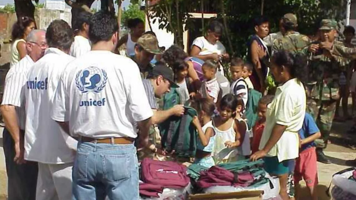 En 1999, durante la emergencia por lluvias en el estado Vargas (hoy, estado La Guaira), el personal de UNICEF se despleg&oacute;, previa coordinaci&oacute;n con las autoridades nacionales, para brindar asistencia a las poblaciones afectadas que hab&iacute;an perdido sus hogar