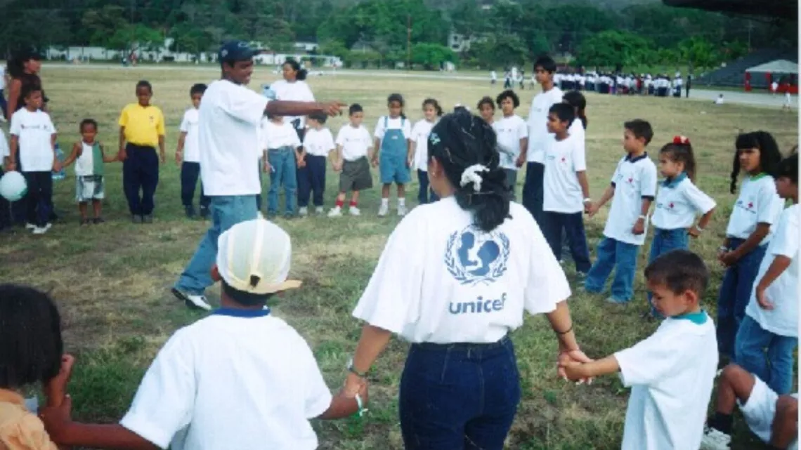 En 1999, en Venezuela, ni&ntilde;os y ni&ntilde;as participan en  una actividad recreativa en Caracas, como parte del programa de atenci&oacute;n psicosocial denominado El Retorno de la Alegr&iacute;a, luego de la emergencia por las lluvias registradas en La Guaira.