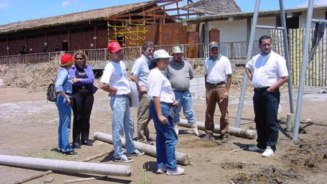 En 1999, el equipo de UNICEF en Venezuela junto con la comunidad lidera proyectos para brindar agua potable, saneamiento ambiental y educaci&oacute;n en higiene en el municipio P&aacute;ez del estado Zulia, afectado por una emergencia nacional por lluvias.