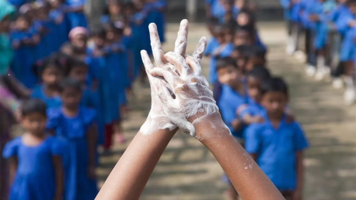 En 2012, un miembro de la Brigada Escolar demuestra las t&eacute;cnicas adecuadas para lavarse las manos en una escuela en Bangladesh.