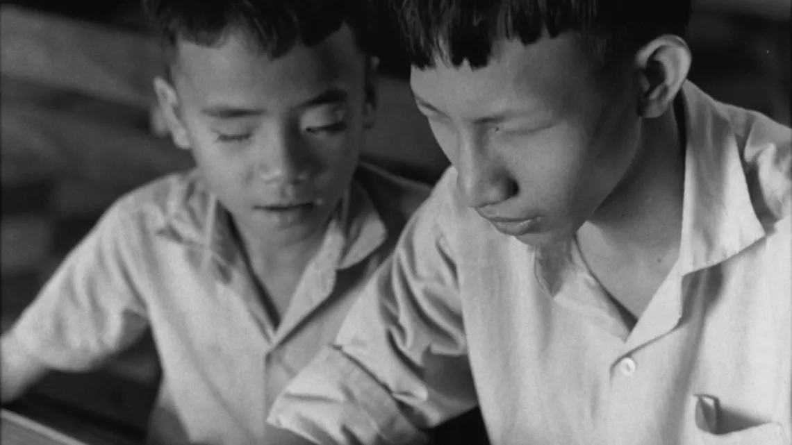 En 1972 en Vietnam del Sur, dos ni&ntilde;os con discapacidad visual leen en Braille. A pesar de las dificultades de la guerra, se crearon escuelas para ni&ntilde;os con necesidades especiales, apoyadas por UNICEF.