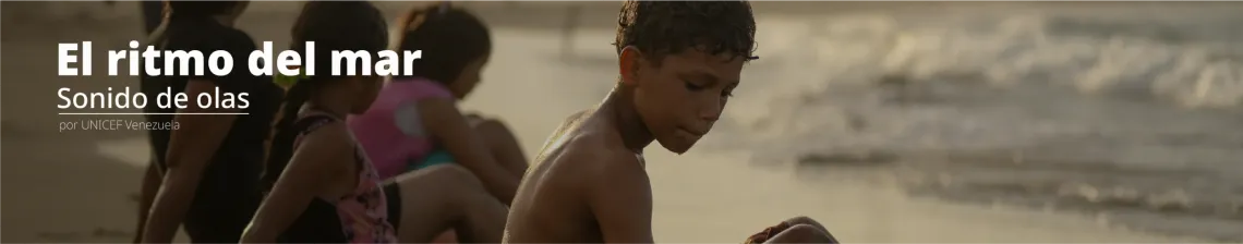 Ni&ntilde;o mirando hacia abajo con el torso desnudo en un exterior soleado.