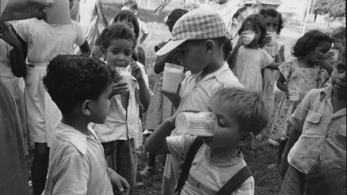 Los ni&ntilde;os de una guarder&iacute;a ubicada en un centro de salud de Valles del Tuy en Venezuela se reciben su  dosis diaria de leche desnatada fortificada, con un sabor diferente cada semana. 