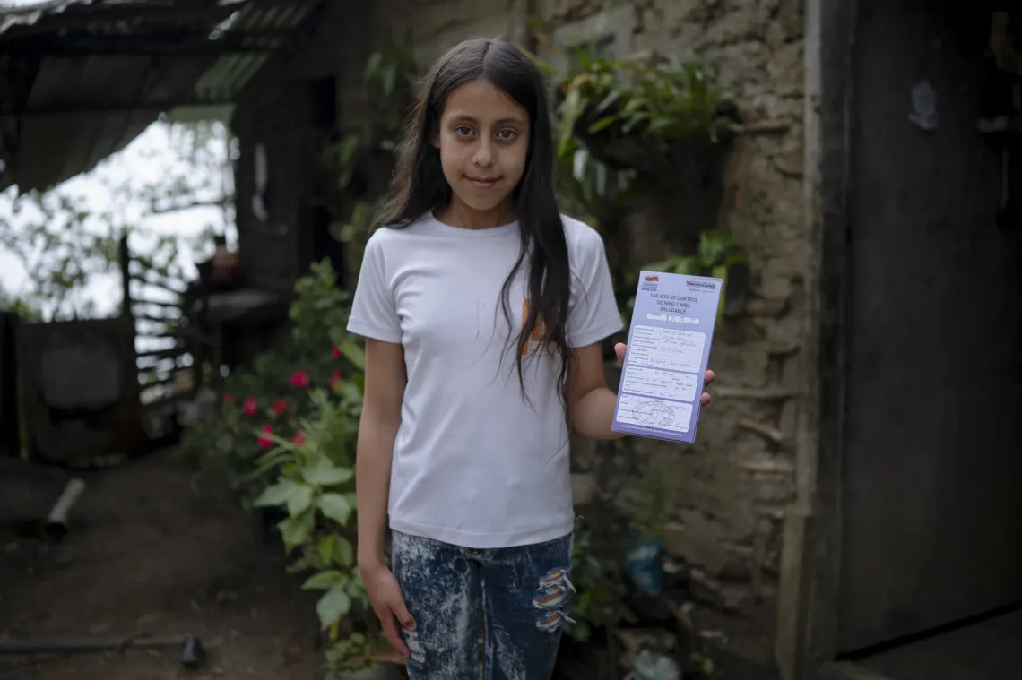 Yuleidy Fabiola muestra su nuevo registro de vacunaci&oacute;n. La brigada dar&aacute; seguimiento a las dosis que todav&iacute;a necesite. 