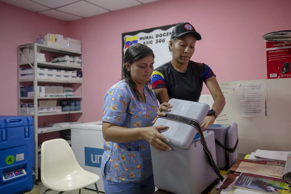Una brigada de salud prepara las vacunas y los insumos antes de salir hacia comunidades rurales de La Guaira. 