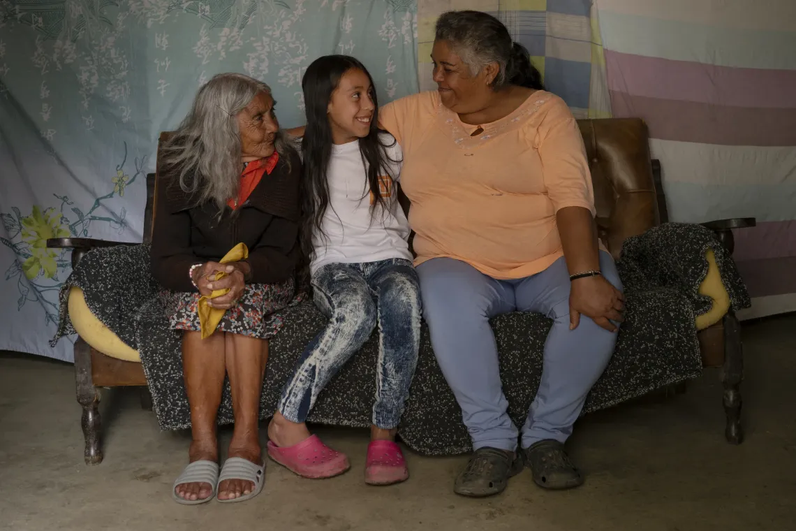 Yuleidy Fabiola, de 11 a&ntilde;os, junto a su abuela Juliana y su bisabuela en Las Lapas. 