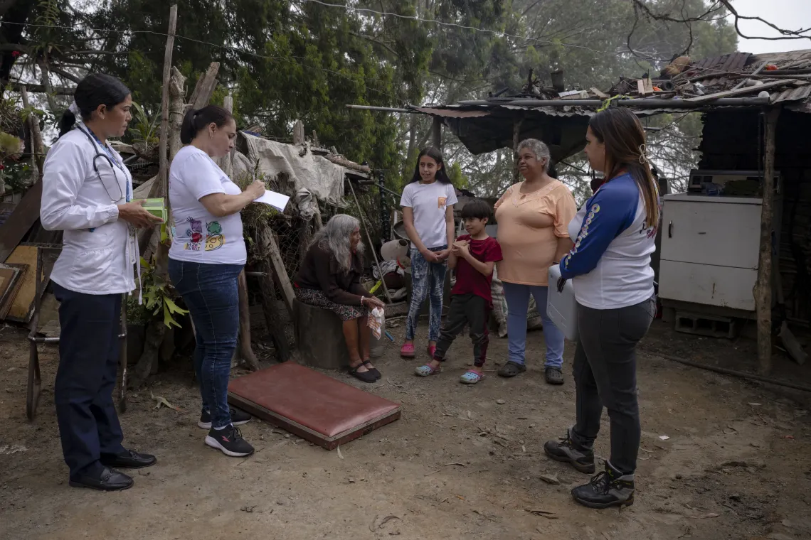 The health team talks with a family during a home visit in Las Lapas.
