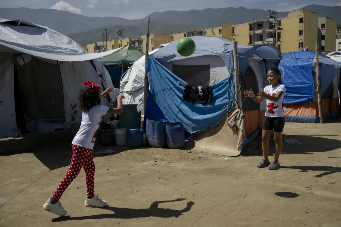 Derwimar juega con Ana Milena, de 8 a&ntilde;os, en el campamento transitorio. 
