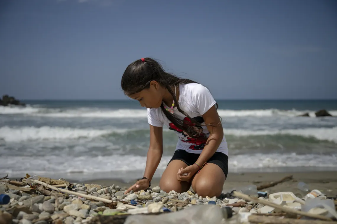 Derwimar busca conchas en la playa cercana al campamento de Mare Abajo. 