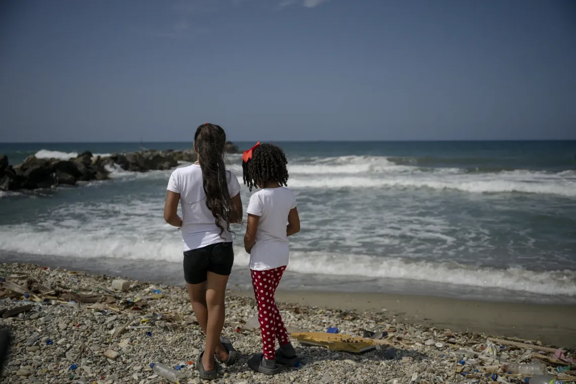 Derwimar contempla el mar junto a Ana Milena en Mare Abajo. Mientras las familias recuperan sus rutinas, el camino hacia una recuperaci&oacute;n duradera contin&uacute;a. 