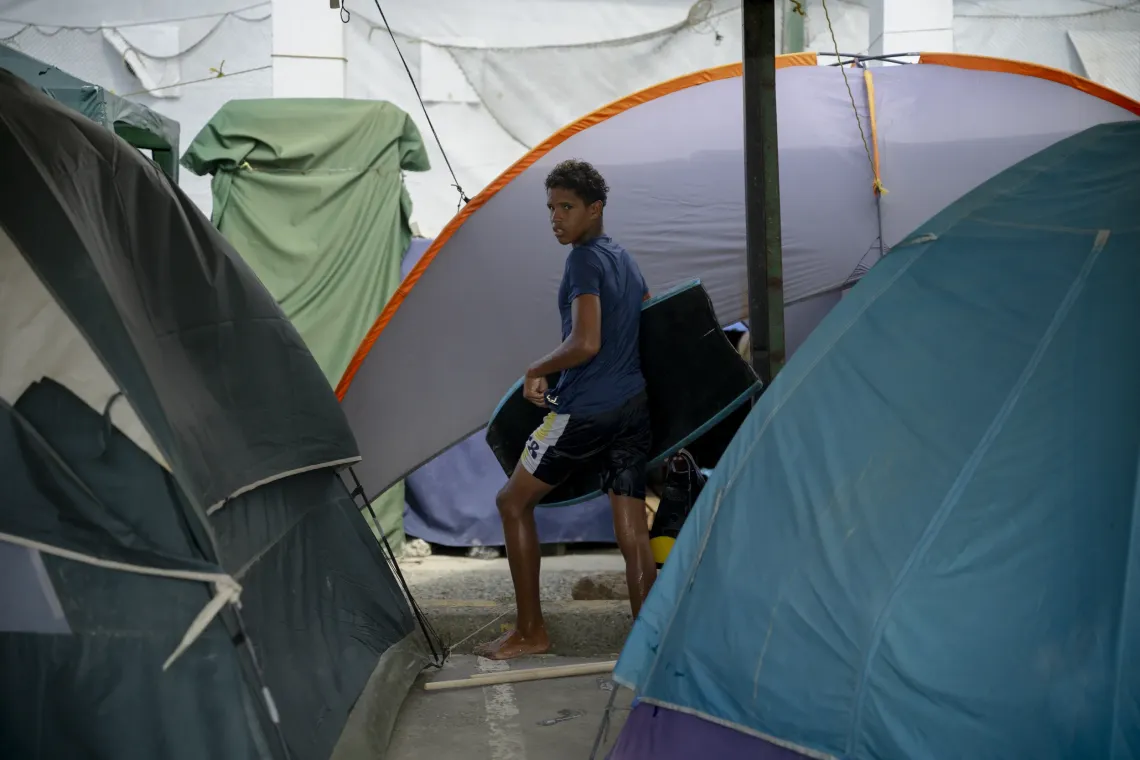 Jos&eacute; &Aacute;ngel, de 15 a&ntilde;os, camina entre las carpas del campamento transitorio de Mare Abajo.
