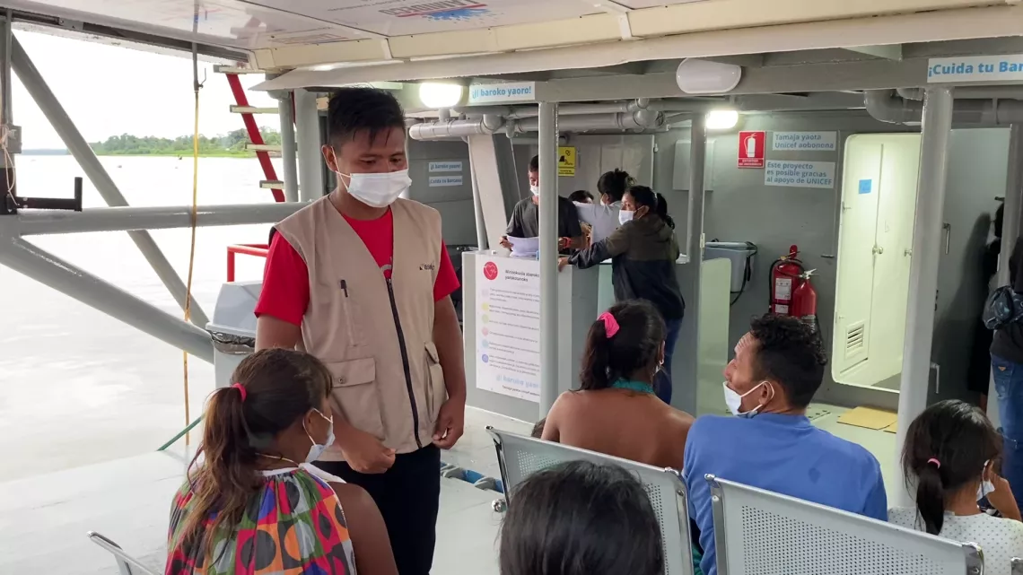 Ronaldo talks with people at the specialized type II fluvial clinic &lsquo;Delta del Orinoco&rsquo;.
