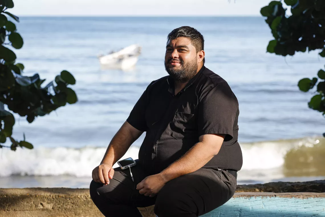 El padre Jes&uacute;s Villarroel, director de C&aacute;ritas Car&uacute;pano, en Playa Grande, Car&uacute;pano, estado Sucre, Venezuela. 