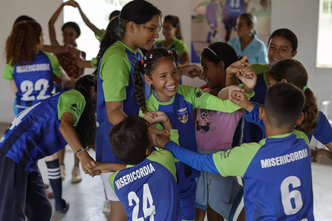 Emmarys Jim&eacute;nez (cen, izq) participa junto a sus compa&ntilde;eros de la academia Misericordia F.C., durante una sesi&oacute;n de integraci&oacute;n grupal llamada Nudo Humano, que promueve la resoluci&oacute;n de conflictos en las relaciones humanas. 
