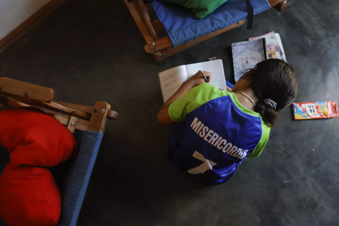 Sthefania Villafa&ntilde;e, integrante de la academia, realiza sus deberes escolares al llegar a su casa despu&eacute;s de una jornada de entrenamiento