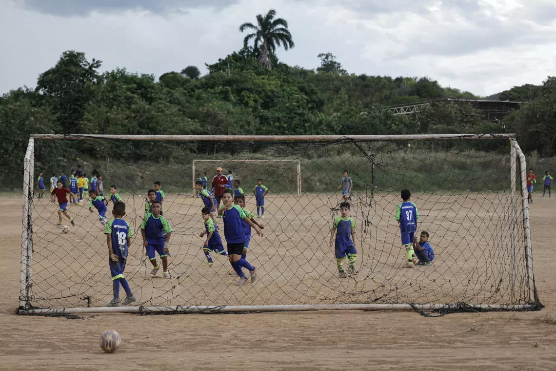 Ni&ntilde;os de la escuela Misercordia F.C. disputan un partido amistoso en el campo de entrenamiento del barrio Canchunch&uacute; Nuevo, Car&uacute;pano, estado de Sucre.