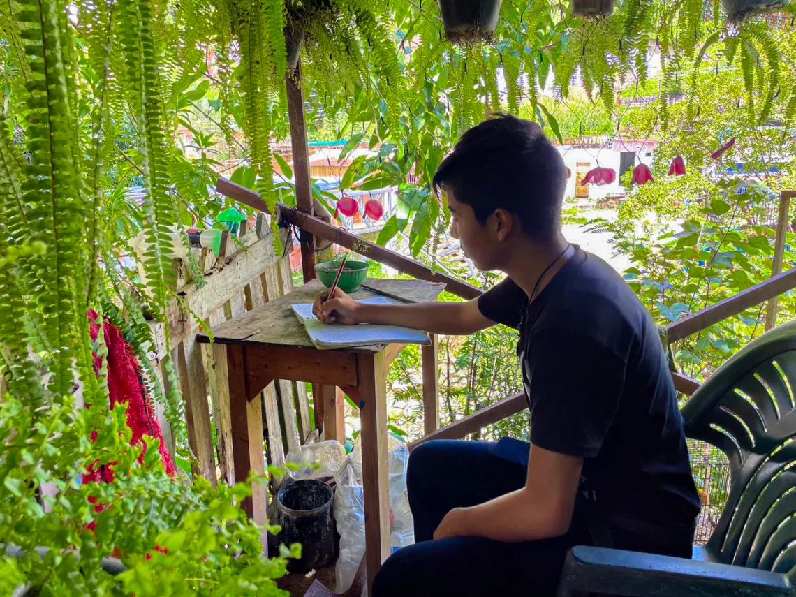 Luis Gonz&aacute;lez (15 a&ntilde;os), estudia en su escritorio a la entrada de su casa, ubicada en Las Tejer&iacute;as, estado Aragua en Venezuela el 13 de julio de 2023.