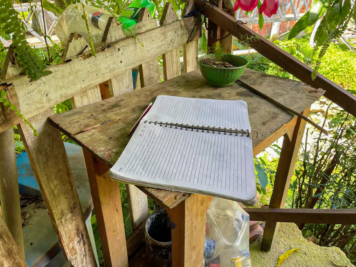 Cuaderno de Luis Gonz&aacute;lez (15 a&ntilde;os), en su escritorio ubicado en la entrada de su casa en Las Tejer&iacute;as, estado Aragua, Venezuela, el 13 de julio de 2023.  