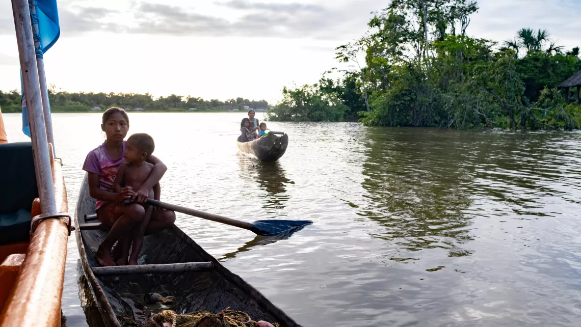 Las familias que viven al borde del r&iacute;o Orinoco en comunidades cercanas a San Francisco de Guayo, donde UNICEF instal&oacute; una planta potabilizadora de agua que funciona con energ&iacute;a solar, reciben contenedores de agua para recoger agua potable en la planta y trasladarla a sus hogares de manera segura. Delta Amacuro el 21 de marzo de 2023.