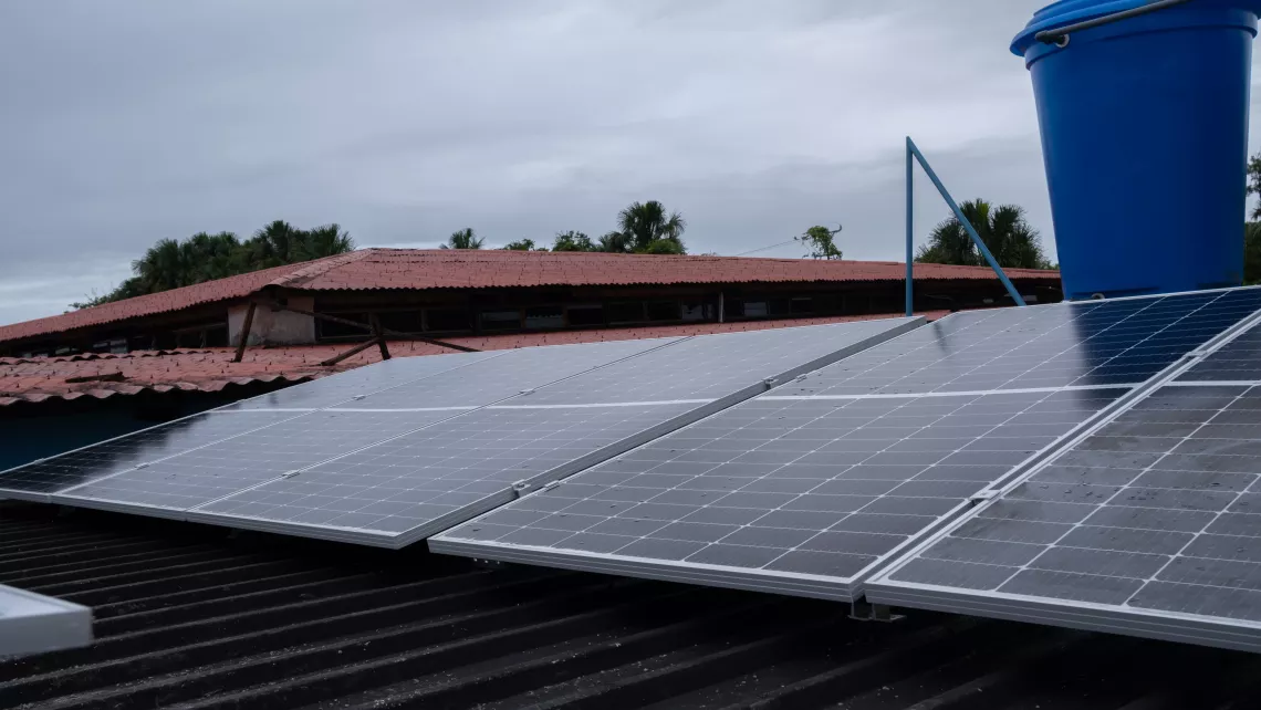 Paneles solares instalados que permiten el funcionamiento de la planta de tratamiento de agua con energ&iacute;a solar en la comunidad de San Francisco de Guayo, estado Delta Amacuro, el 21 de marzo de 2023.