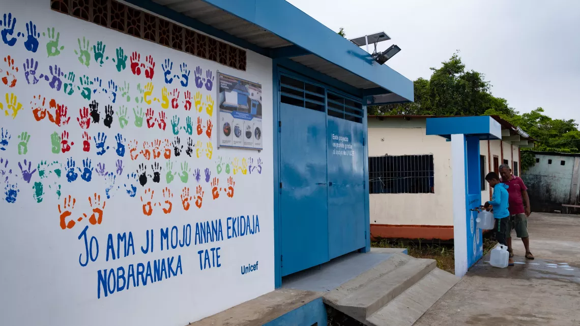Vista de la planta de tratamiento de agua solar instalada por UNICEF en San Francisco de Guayo en el estado de Delta Amacuro el 21 de marzo de 2023.