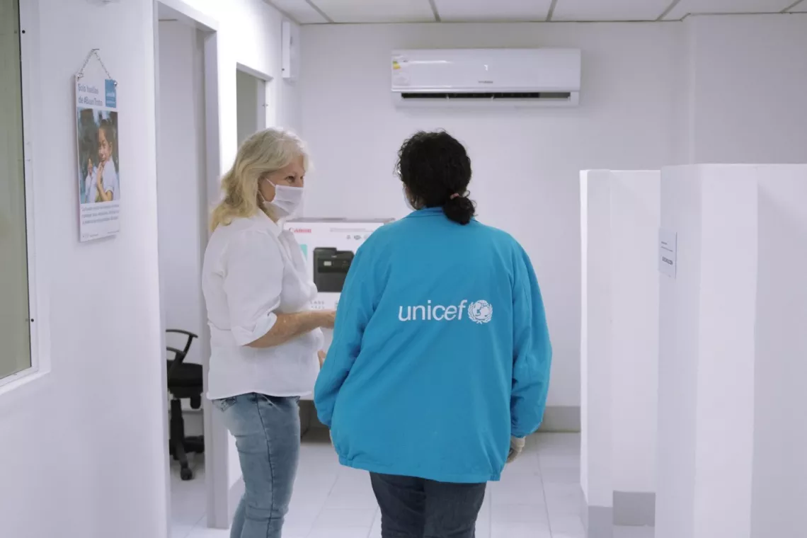 Susana Nesta, Consejera de Protecci&oacute;n, camina por el Consejo de Protecci&oacute;n con Delia Mart&iacute;nez, Oficial de Protecci&oacute;n Infantil apoyada por UNICEF, en Caracas.