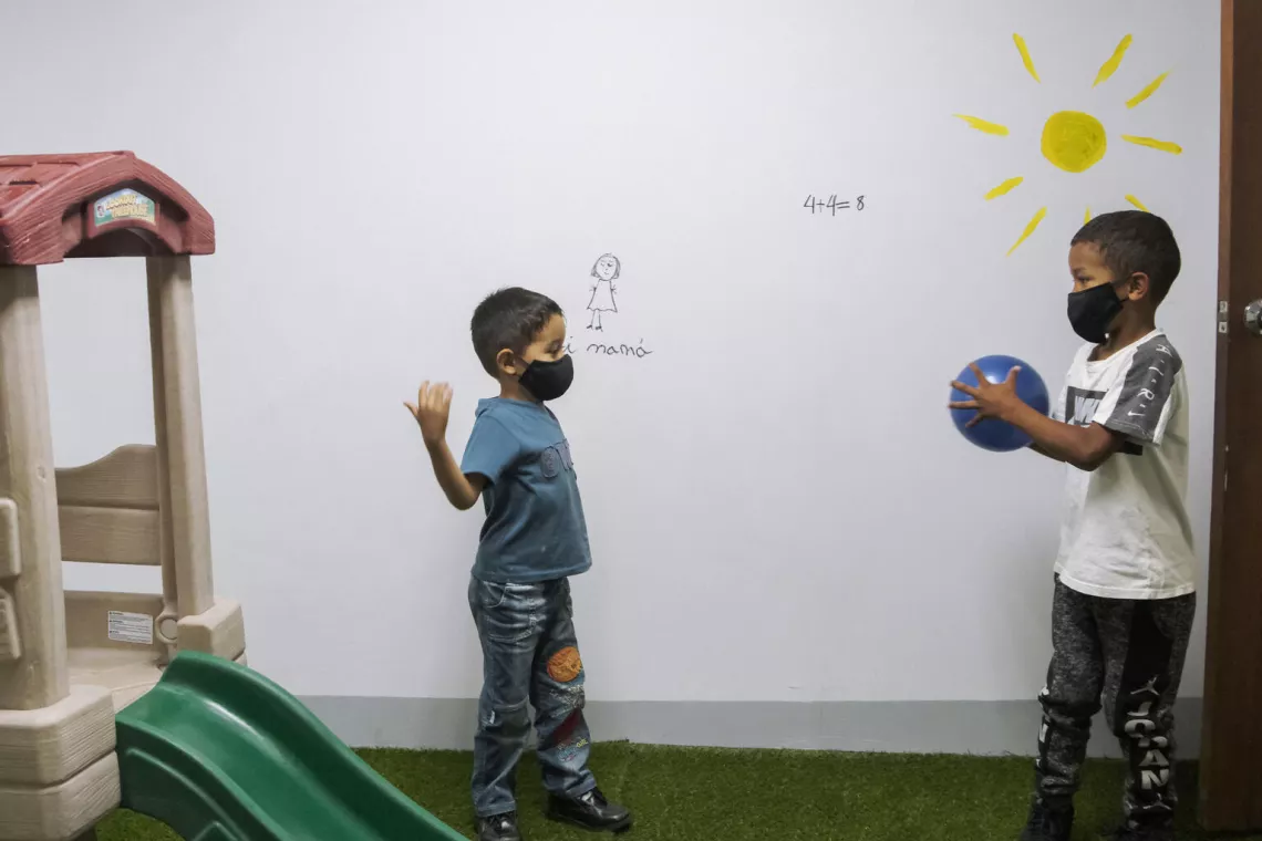 Gabriel, 4, (izquierda) y Yeiker, 7, (derecha) juegan en un &aacute;rea de juegos rehabilitada por UNICEF en uno de los Consejos de Protecci&oacute;n apoyados por UNICEF, en Caracas.