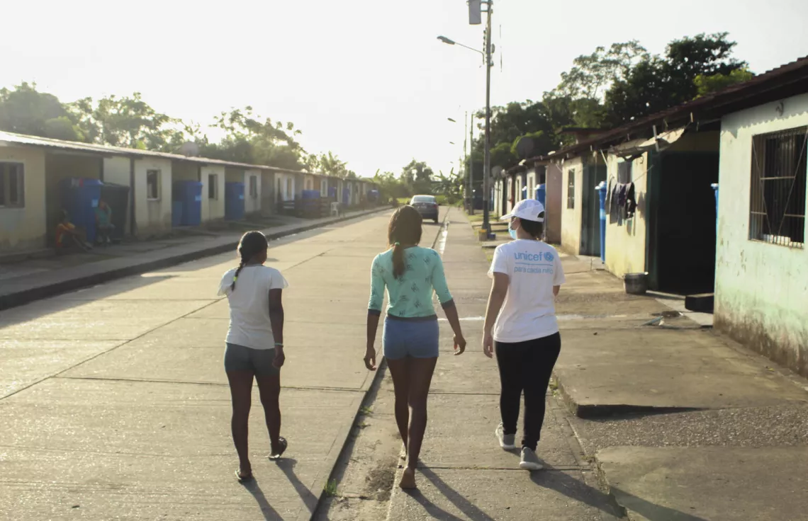 Ni&ntilde;os de la comunidad Warao y Alejandra Pocaterra Oficial de comunicaci&oacute;n caminando durante una visita del personal de UNICEF a la comunidad Yakerawitu, estado Delta Amacuro.