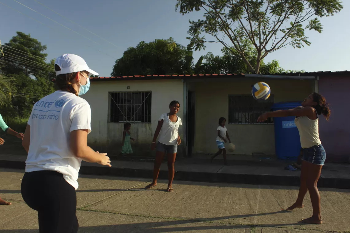 Ni&ntilde;os de la comunidad Warao juegan voleibol con Alejandra Pocaterra, Oficial de Comunicaci&oacute;n, durante una visita del personal de UNICEF a la comunidad Yakerawitu, estado Delta Amacuro.
