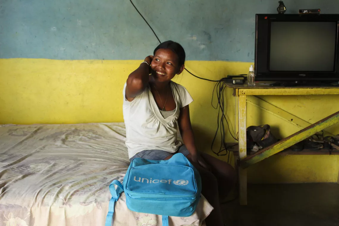 Claimar, de 14 a&ntilde;os, de la comunidad Warao sonr&iacute;e a la c&aacute;mara durante una visita del personal de UNICEF a la comunidad Yakerawitu, estado Delta Amacuro.