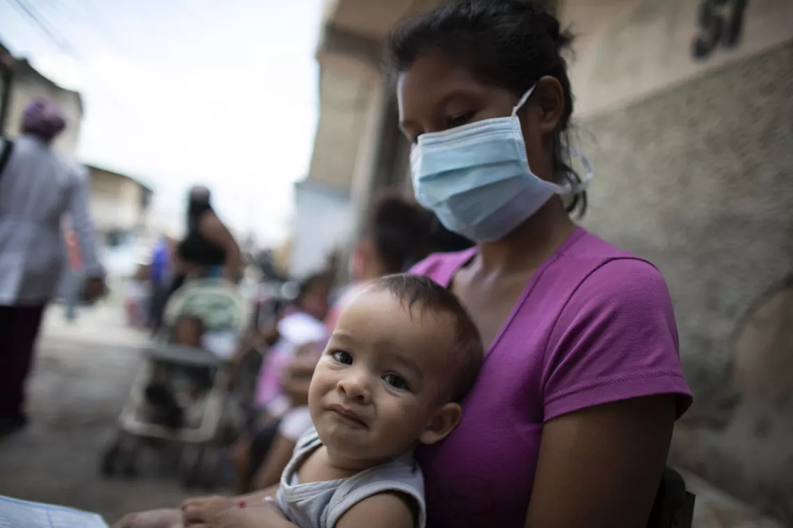 Jeremias Cañizales, de 9 meses, espera con su madre para ser vacunado.