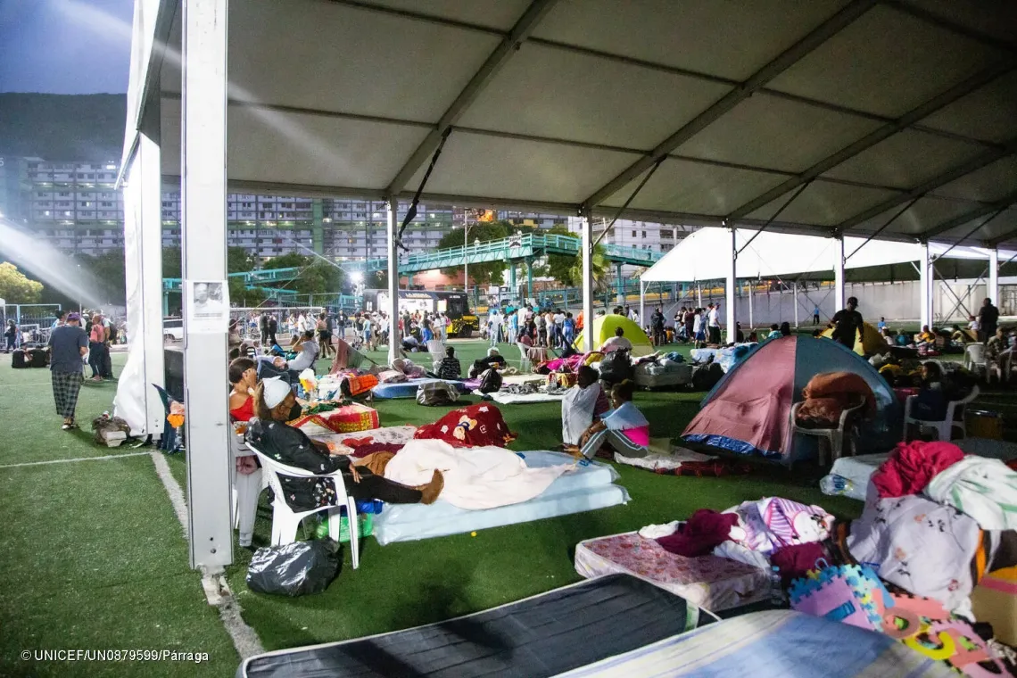 Familias alojadas en un estadio habilitado como refugio temporal en La Guaira.
