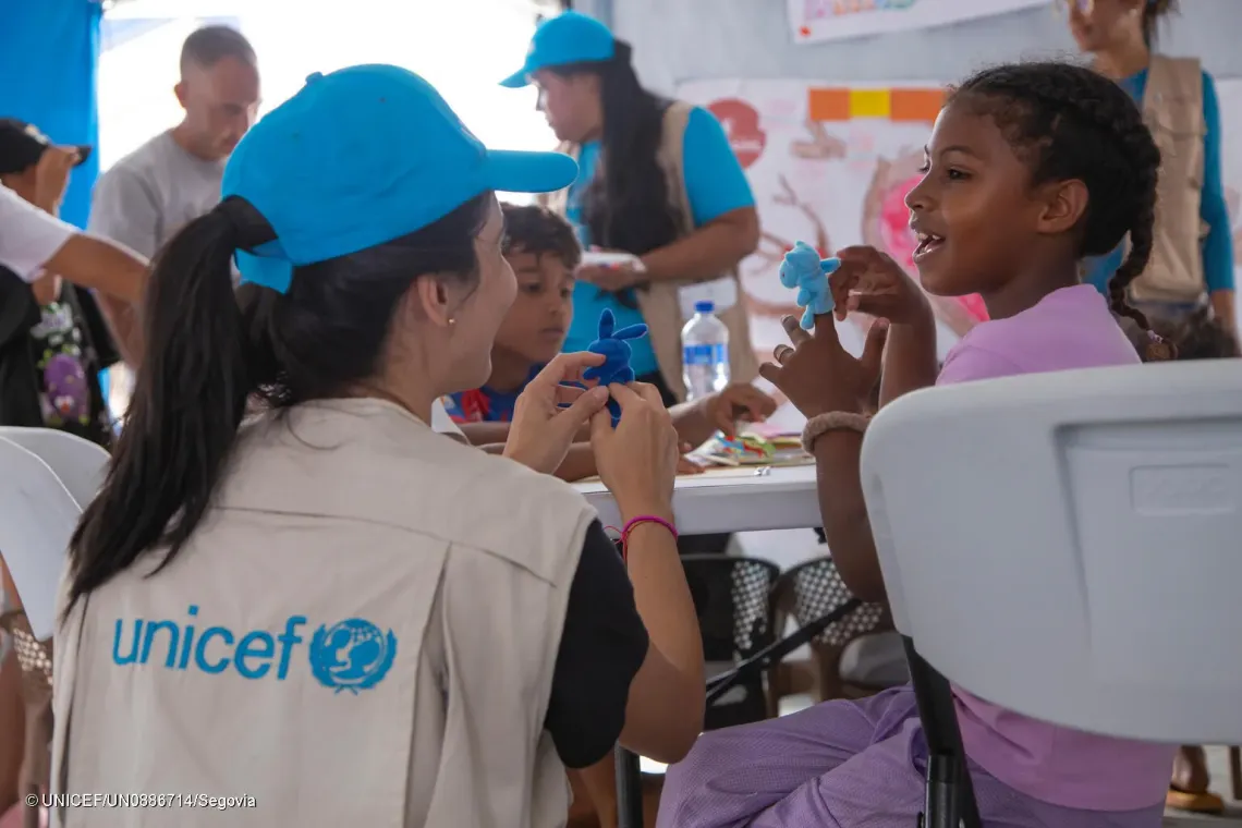 Un grupo de ni&ntilde;os y ni&ntilde;as participa en actividades en un espacio amigable para la infancia apoyado por UNICEF, en un alojamiento temporal de La Guaira.
